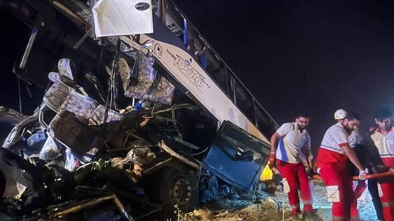 واژگونی اتوبوس اسکانیا با 59 سرنشین در جاده بروجرد به اراک/ 57 نفر مصدوم شدند، 2 نفر جانباختند